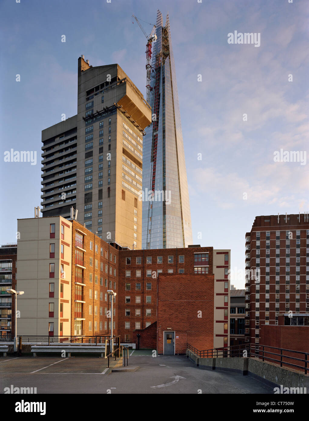 Shard, London, Vereinigtes Königreich. Architekt: Renzo Piano Building Workshop, 2012. Dawn-Blick vom Snowsfields Parkplatz mit Kerls Ho Stockfoto