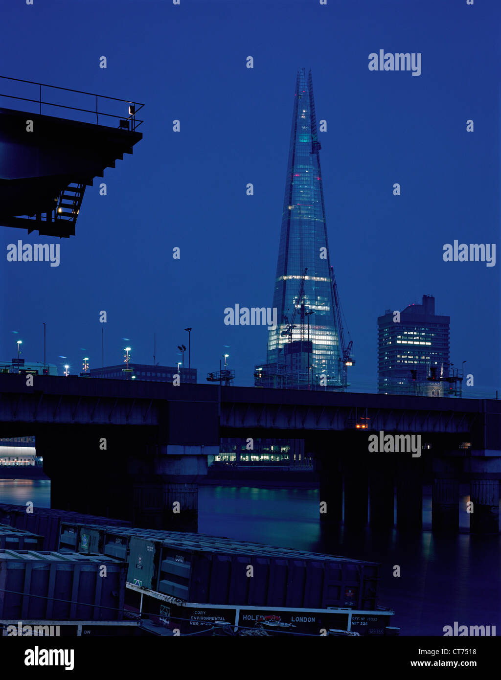 Shard, London, Vereinigtes Königreich. Architekt: Renzo Piano Building Workshop, 2012. Abenddämmerung Blick vom Thames Path zwischen Southwark Brid Stockfoto