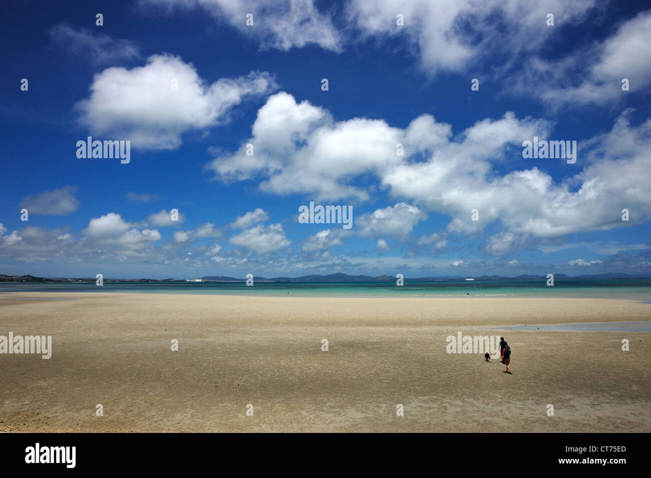Sommer ist endlich angekommen in Okinawa und Menschen nehmen sich Zeit, genießen das Wetter und den Strand bei Ebbe zu Fuß. Stockfoto