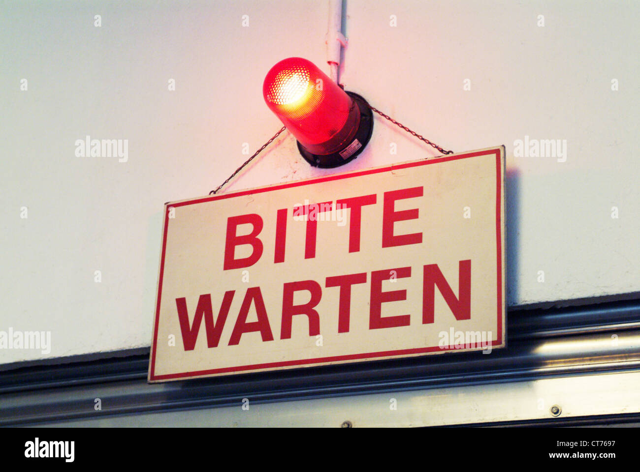 Eine Warnleuchte mit einer Zeichen-Bitte-Wartezeit Stockfoto