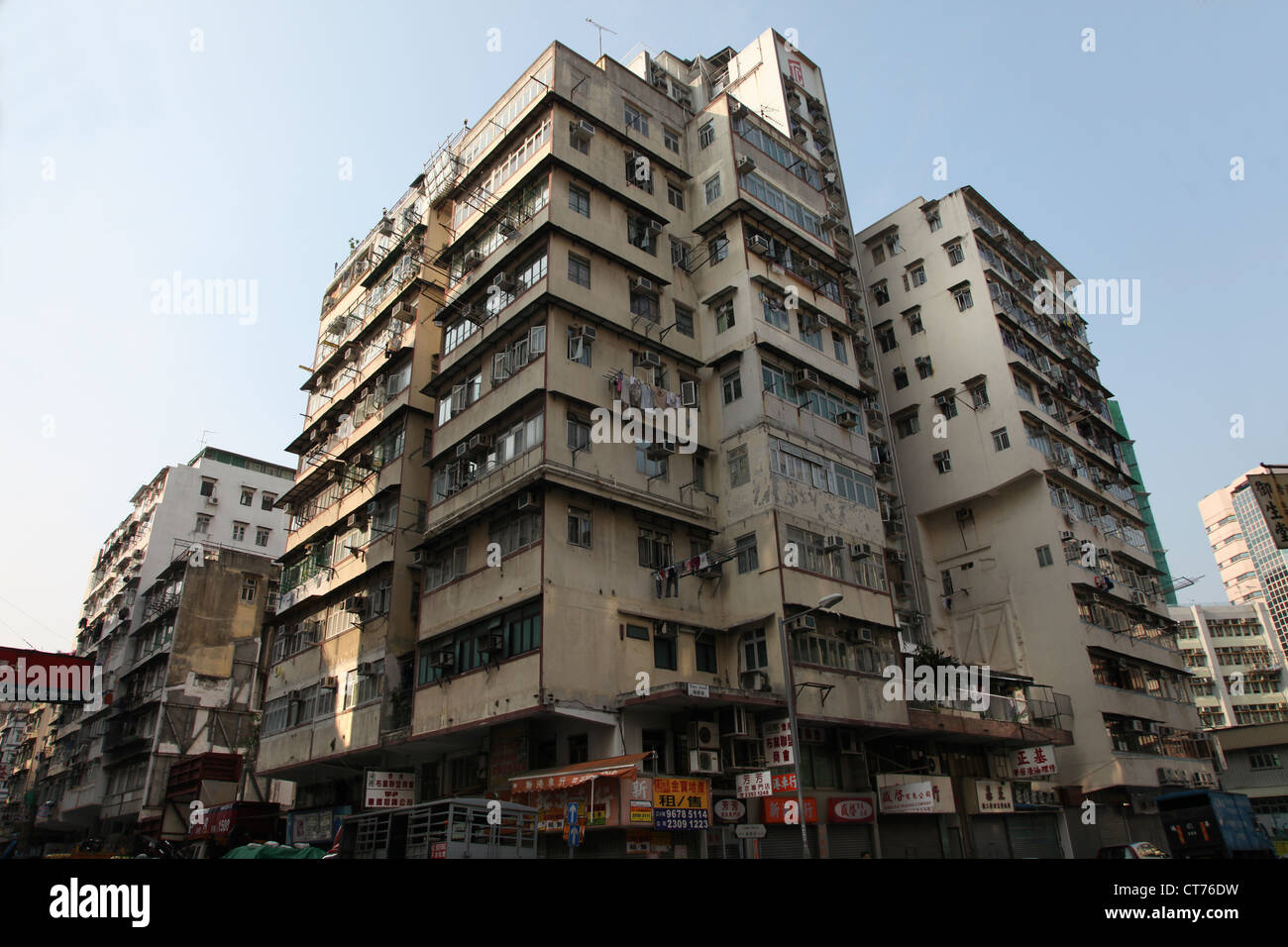 Es ist ein Foto von einigen Türmen oder Gebäuden in Kowloon in Hong Kong, China. Es ist das meistbesuchte Gebiet in der Welt, Altstadt. Stockfoto