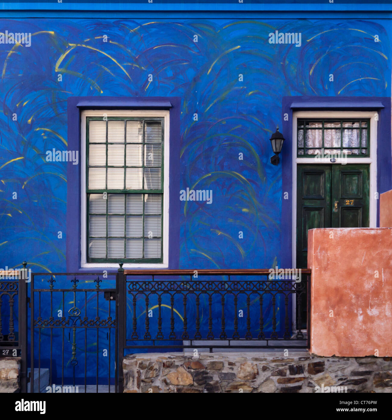 Ein Haus der malerischen Bo-Kaap Gegend in Kapstadt am Fuße des Signal Hill ist in hellen Farben gestrichen Stockfoto