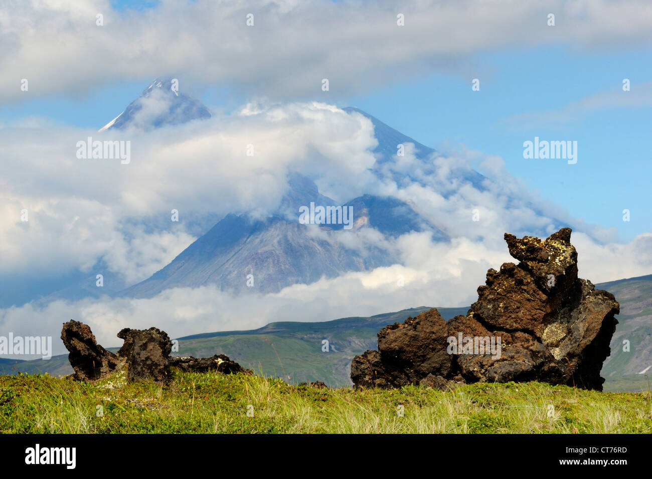 Tolbachik Vulkan Gebiet auf Kamtschatka mit Klyuchevskaya Gruppe im Hintergrund Stockfoto