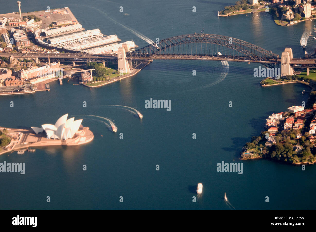 Ariel Blick auf die Sydney Harbour Bridge und das Opernhaus in New South Wales, Australien Stockfoto