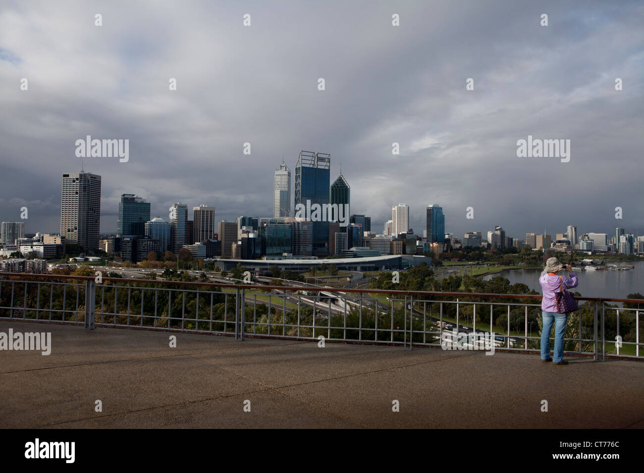 Die Stadt Perth und die berühmte Skyline wie gesehen vom Kings Park in der Tageszeit, Perth, Western Australia. Stockfoto
