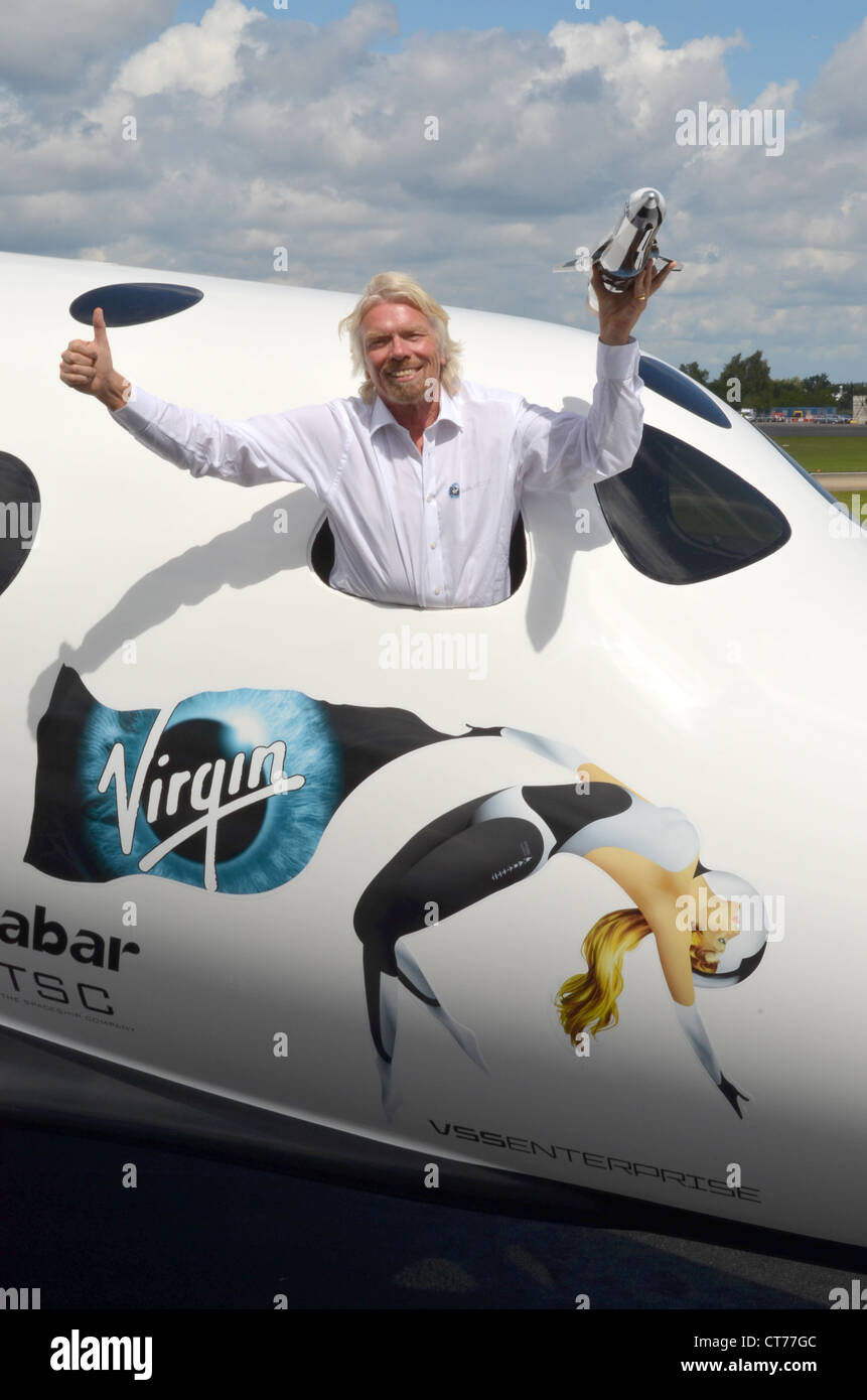 Sir Richard Branson, Gründer der Virgin Galactic, mit einem Modell des LauncherOne in einer Replik des SpaceShipTwo. Stockfoto