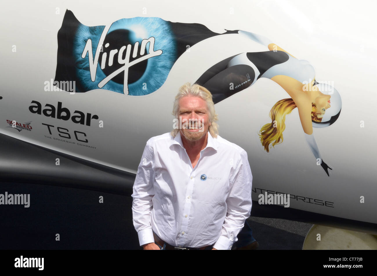 Sir Richard Branson, Gründer der Virgin Galactic vor eine Nachbildung des SpaceShipTwo auf der Farnborough Airshow 2012 vorgestellt. Stockfoto