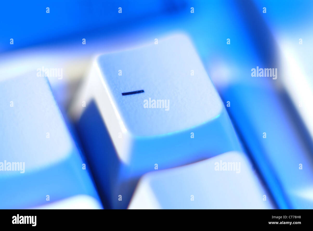 MINUS-Taste auf einer Tastatur beleuchtet blau Stockfoto