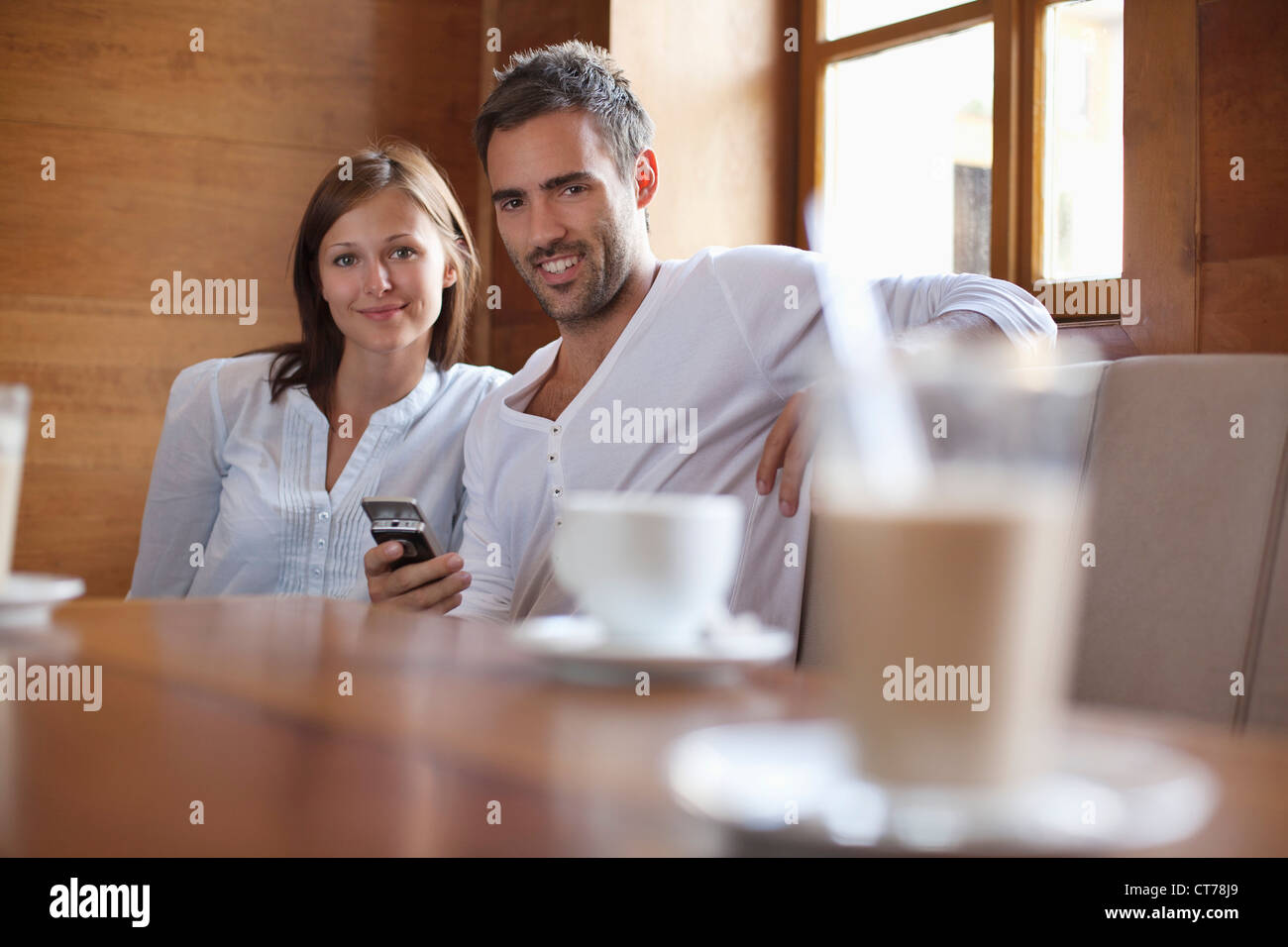 Porträt des jungen Paares sitzen im café Stockfoto