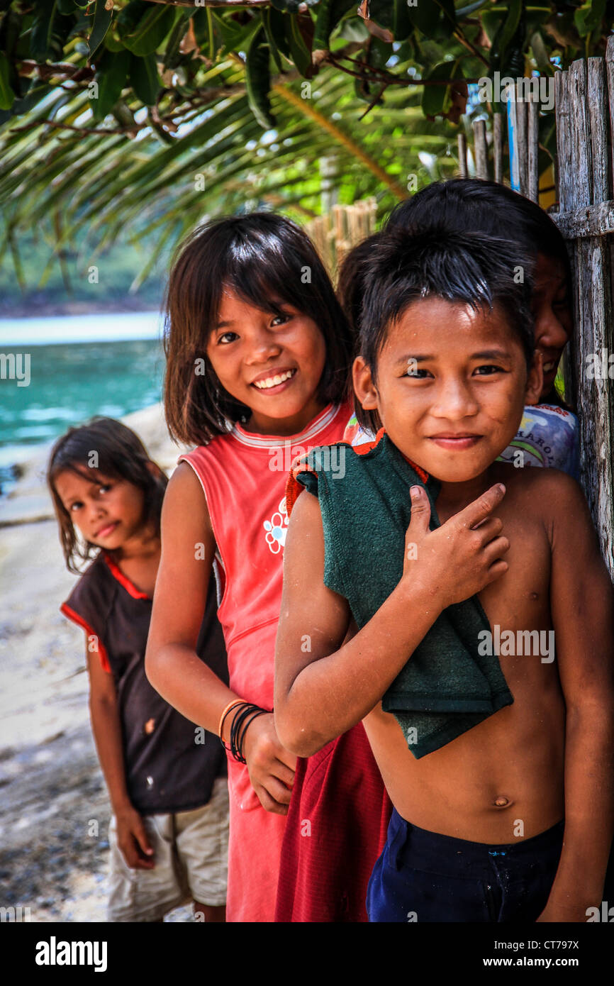 Kinder aus einem Fischerdorf verloren in Palawan (Philippinen) Stockfoto