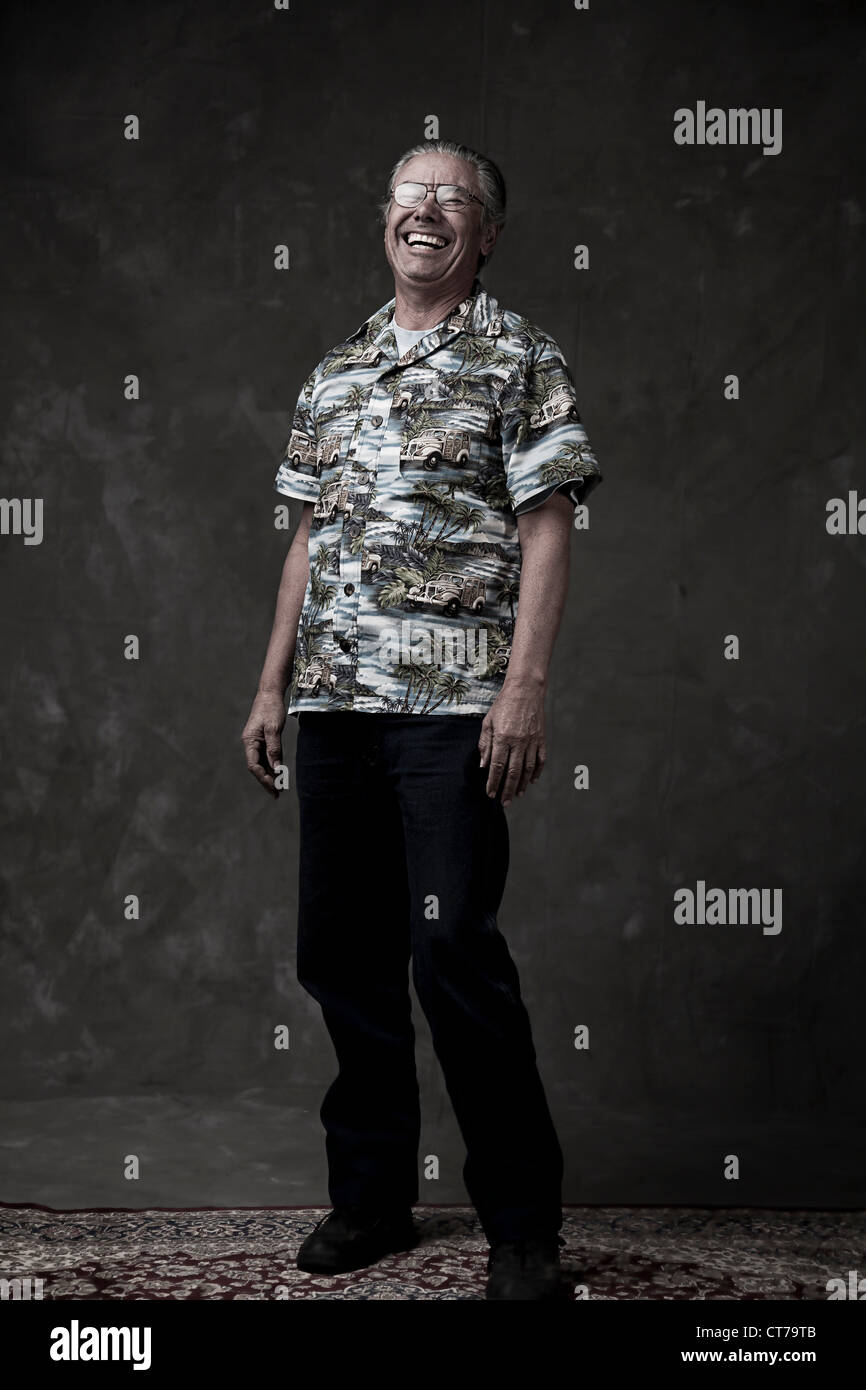 Porträt eines älteren Mannes stehen und lachen Stockfoto