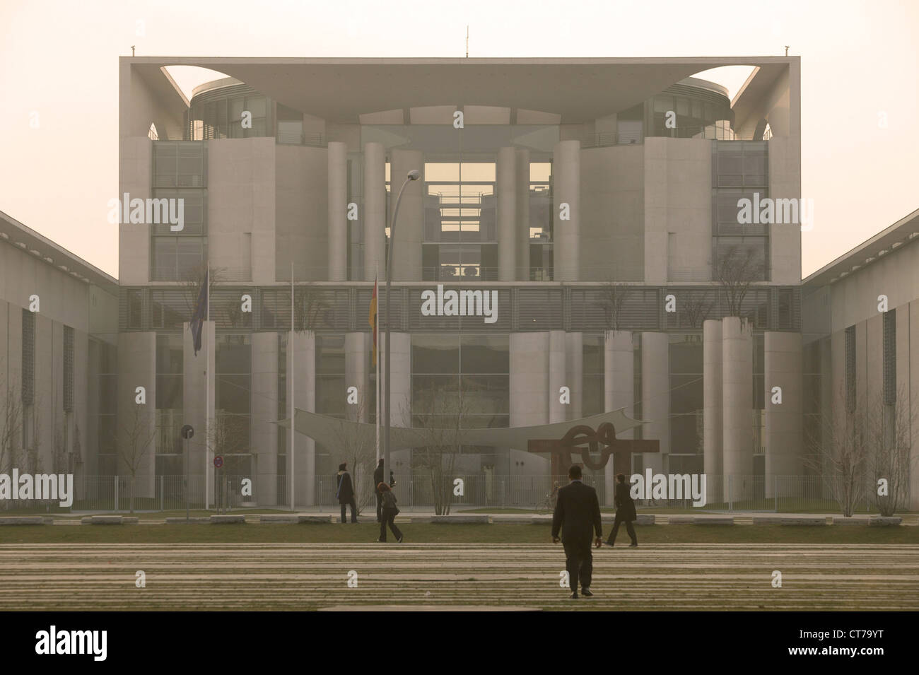 Bundeskanzleramt in Berlin gegen das Licht, vor Passanten Stockfoto