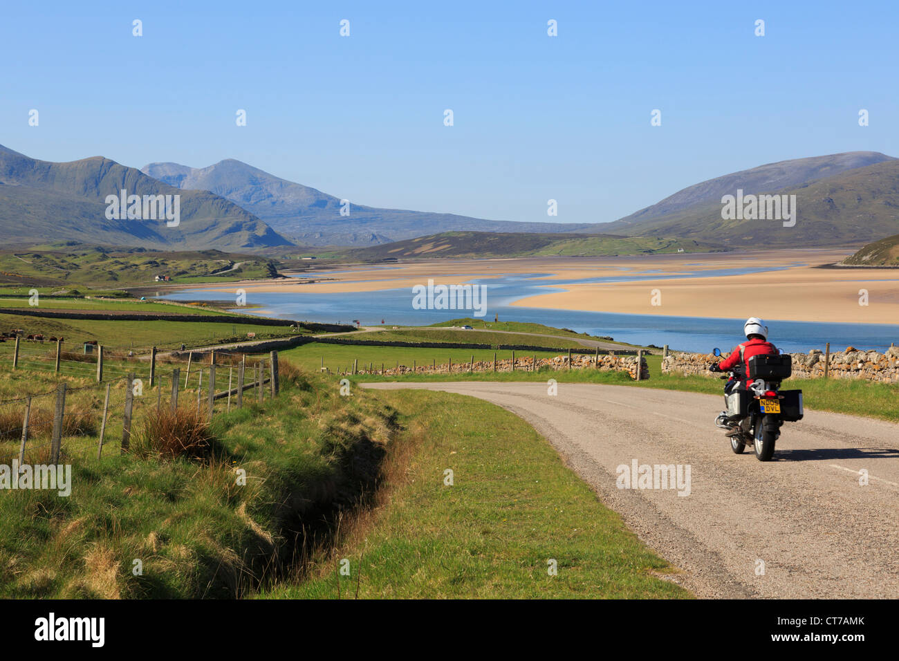 Biker reiten auf einem Fahrrad an der malerischen Nordküste ein 838 Land 500 Straße nach Norden und Westen Hochland touristische Route in Kyle von Durness Sutherland Schottland Großbritannien Stockfoto
