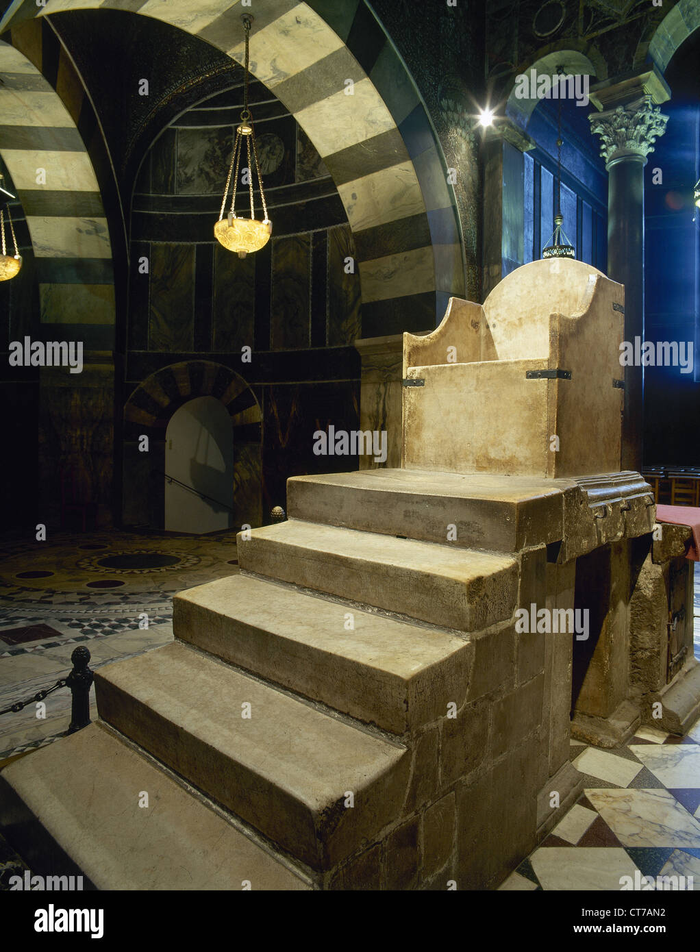 Thron Karls des großen. C.800. Marmor. Westseite der oberen Galerie. Pfälzer Kapelle. Aachener Dom. Deutschland. Stockfoto