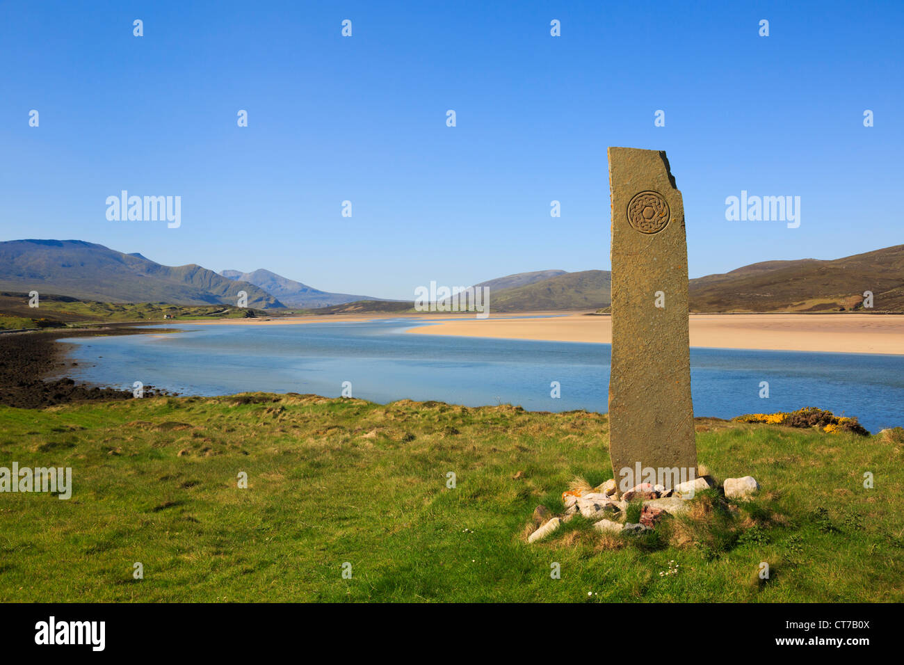 Stehenden Stein mit keltischen Symbol von Fluß Dionard in Kyle of Durness an schottischen Nordküste Keoldale Sutherland Schottland, Vereinigtes Königreich Stockfoto