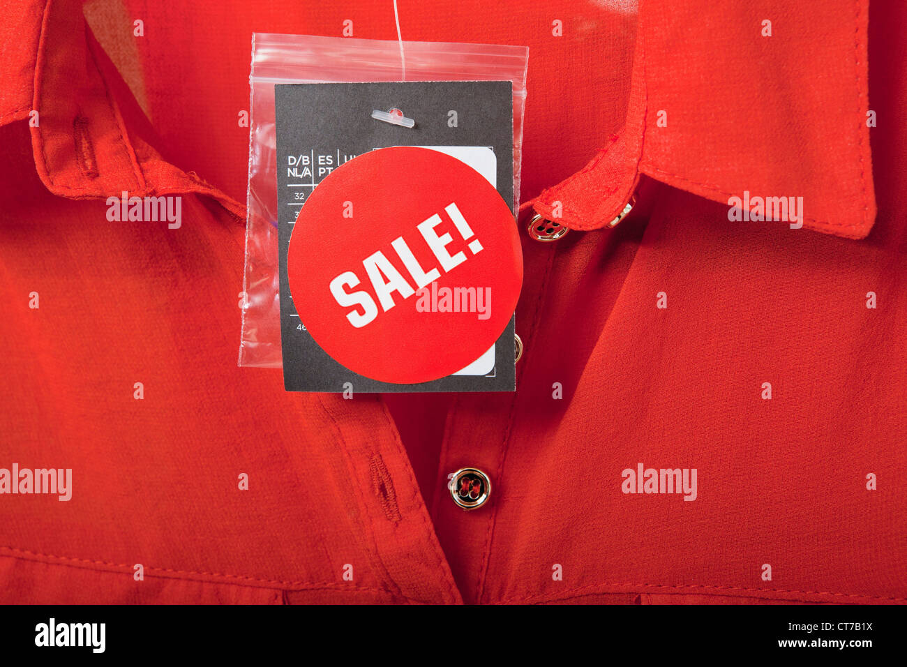 Verkauf tag auf rote Bluse Stockfoto