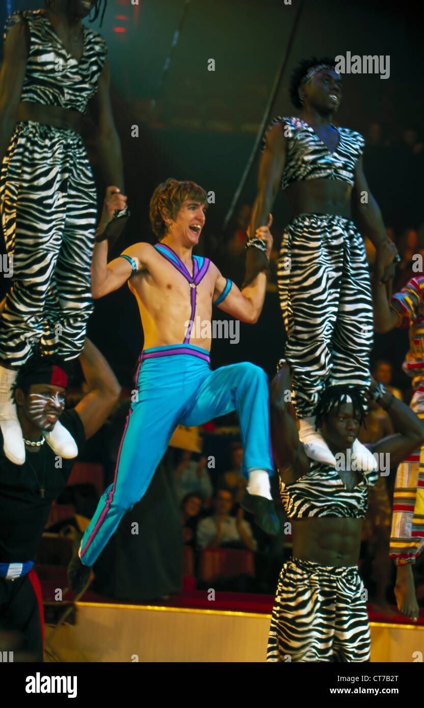 Paris, Frankreich - Kultur, South African Zirkus Akrobaten, im Cirque d ' Hiver durchführen. Gemischte Rennen Gruppe Männer. Stockfoto