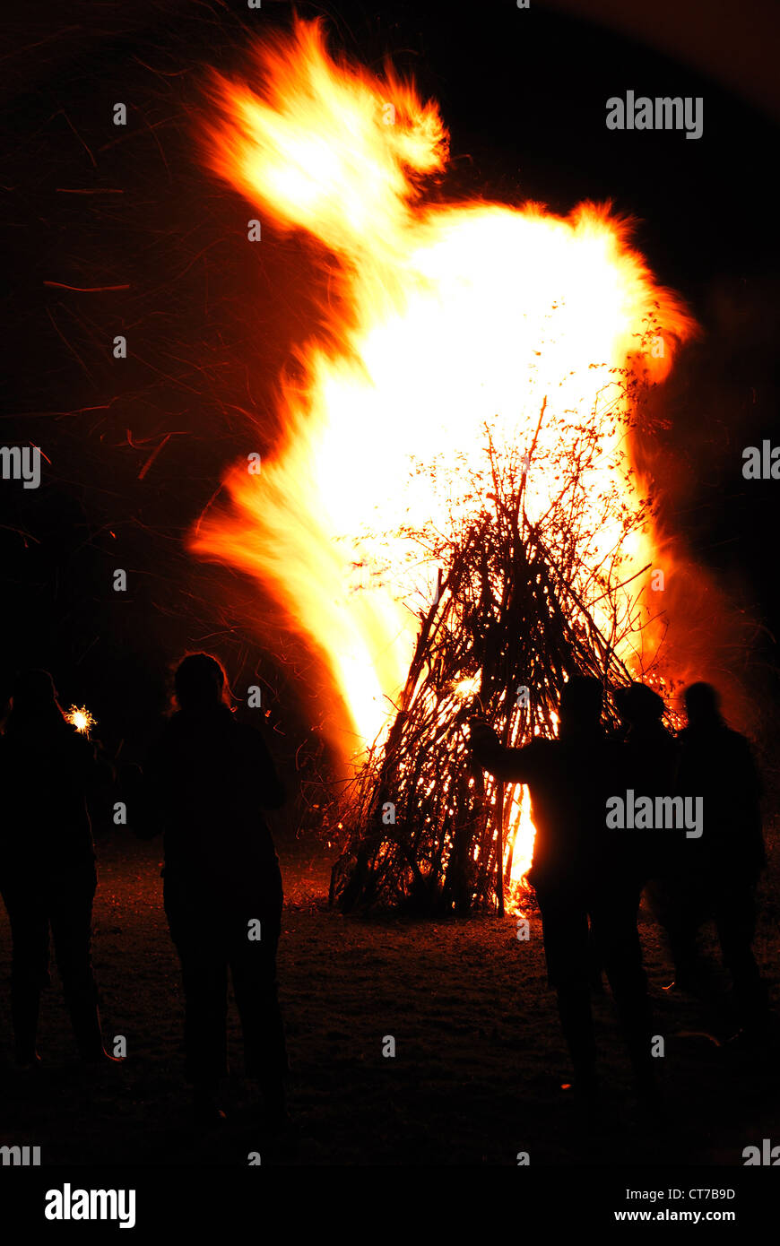 5. November großes Lagerfeuer mit einigen Leuten Silhouette UK Stockfoto