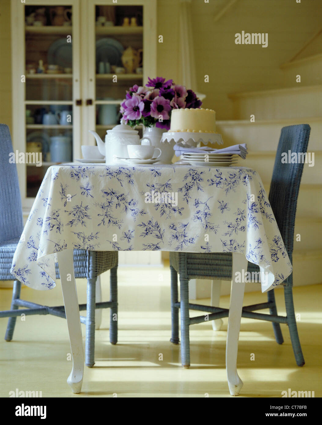 Rustikale Tisch mit Tee und Kuchen Stockfoto