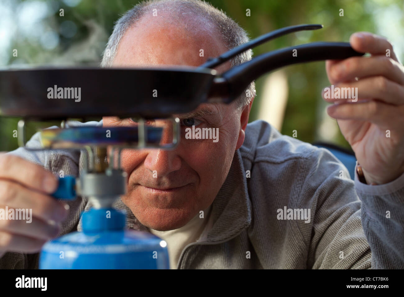 Senior woman Kochen camping-Kocher Stockfoto