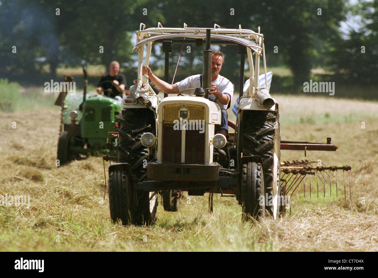 Mecklenburg, wenden Sie sich an Landarbeiter im Heu auf dem Gebiet Stockfoto