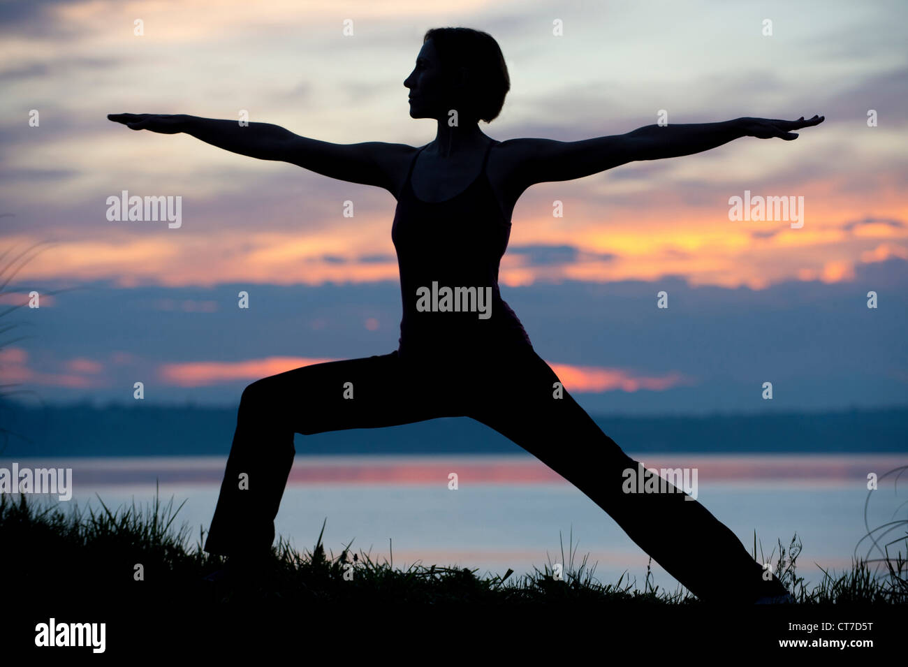Silhouette Woman In Warrior Yoga Stockfotos Und Bilder Kaufen Alamy