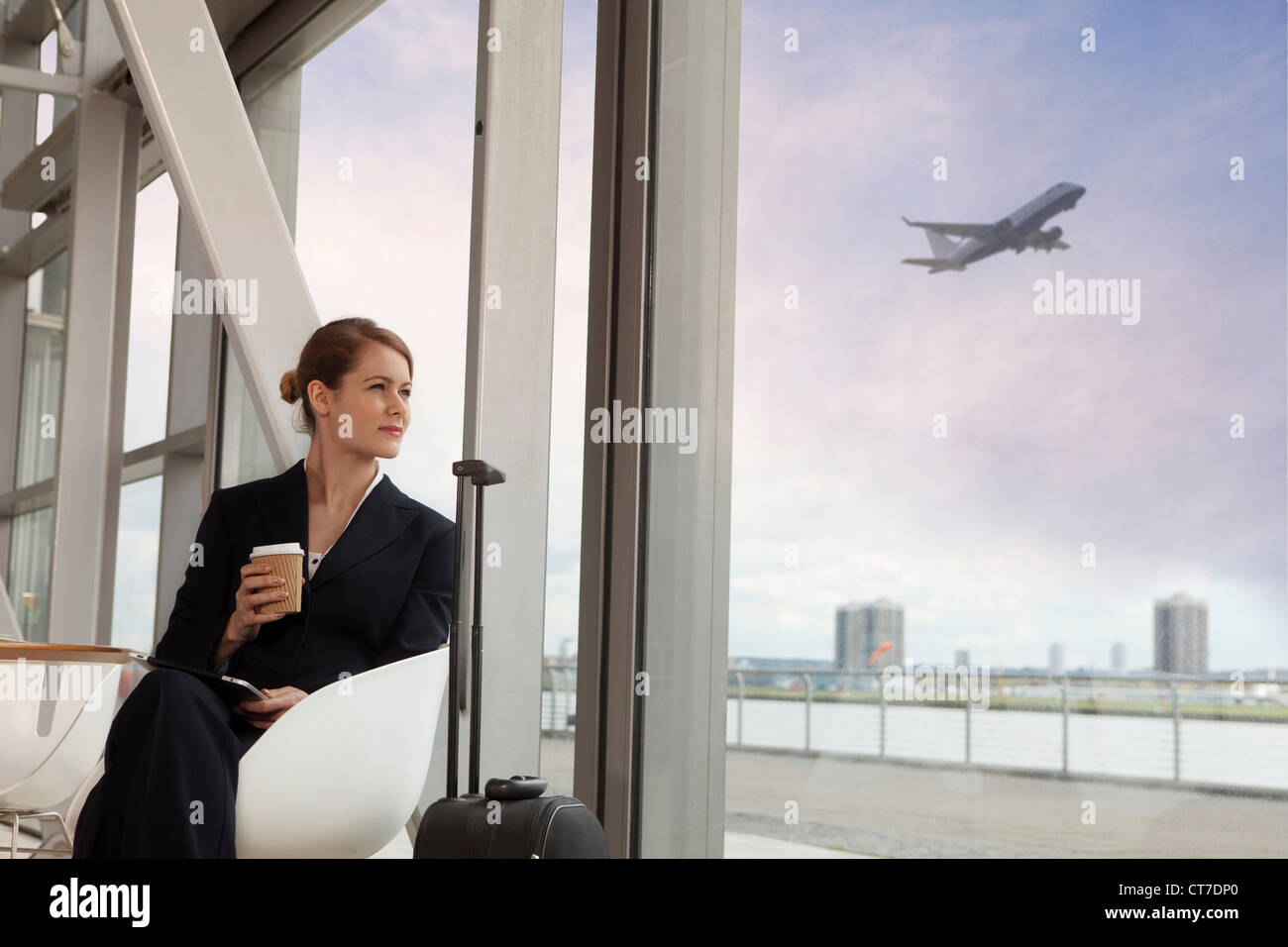 Geschäftsfrau, Kaffeetrinken im Flughafen Stockfoto
