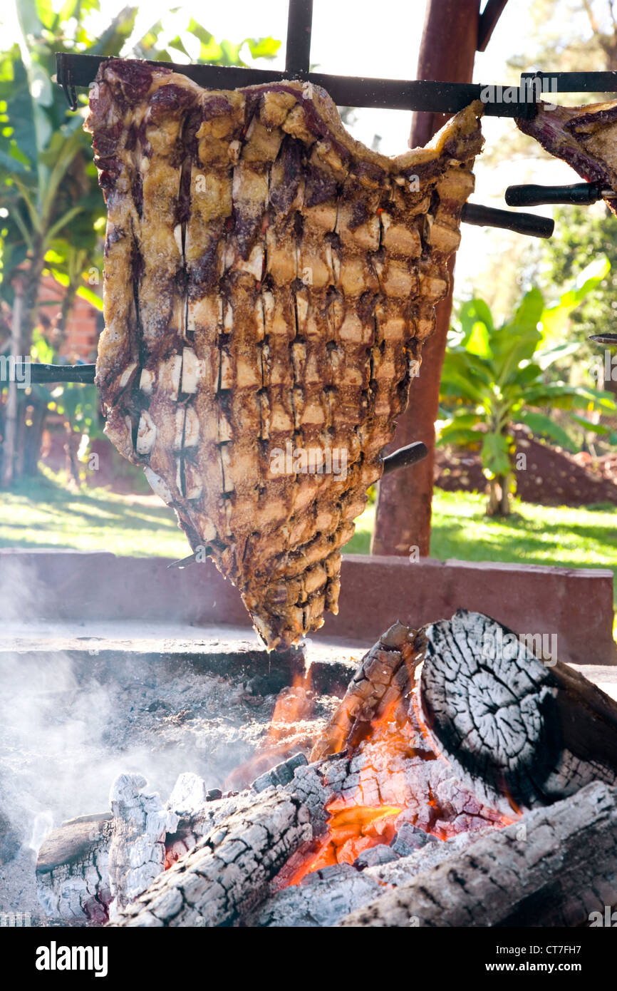 Rindfleisch Kochen über offenem Feuer oder ein Asado Stockfoto