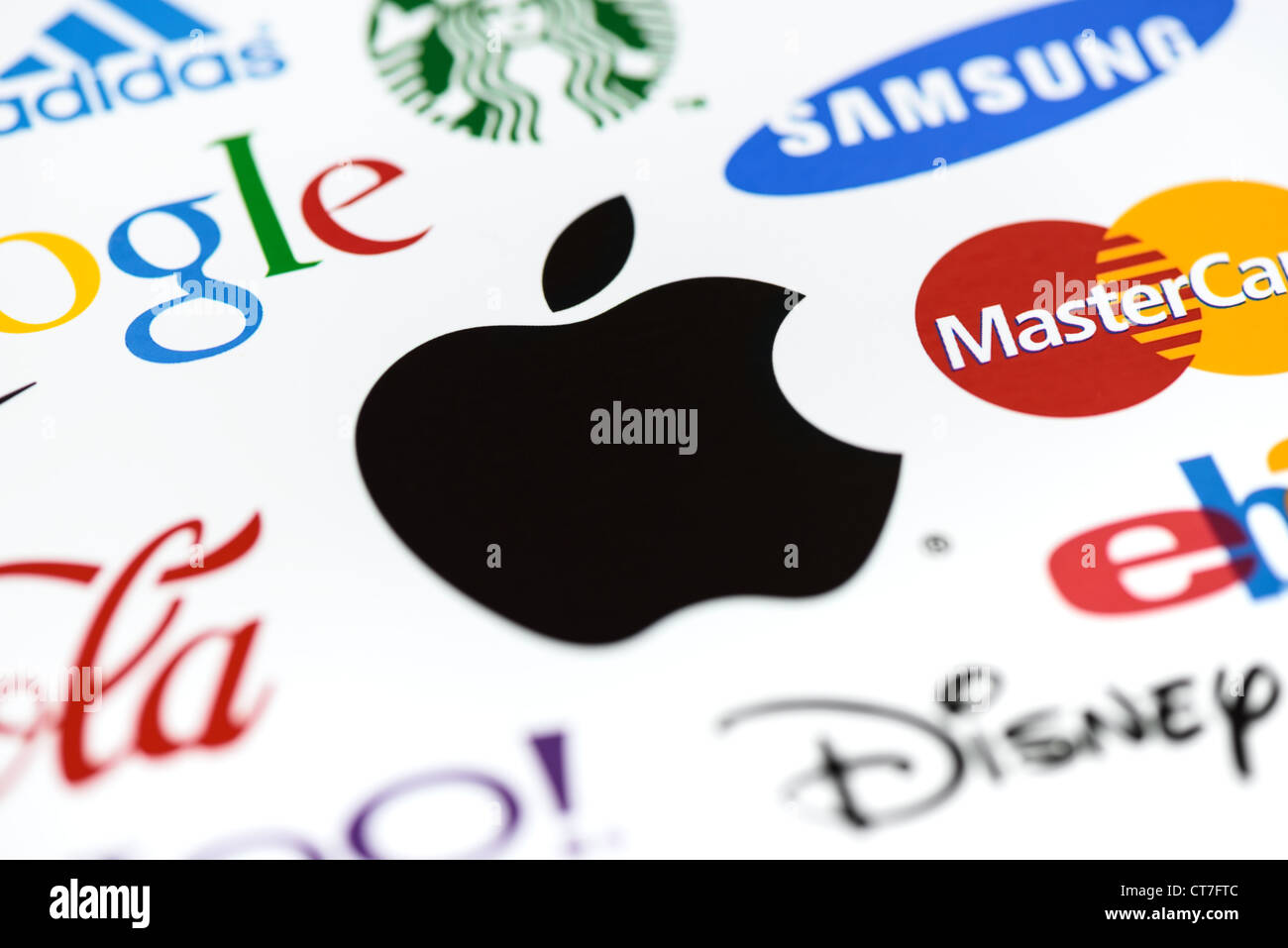 Foto von der Apple Inc.-Logo auf das bedruckte Papier zusammen mit einer Sammlung von bekannten Marken der Welt hautnah. Stockfoto