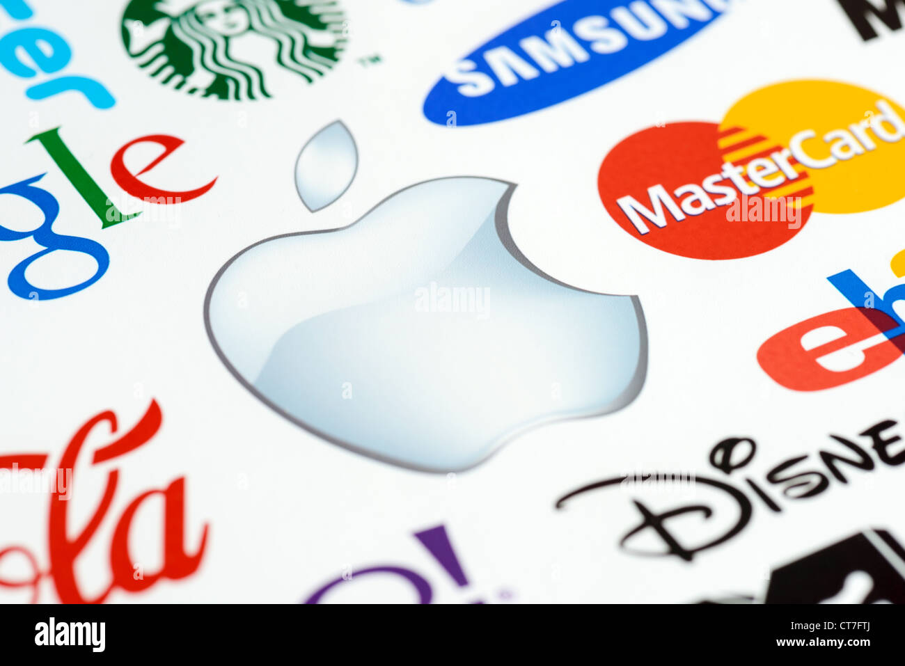 Foto von der Apple Inc.-Logo auf das bedruckte Papier zusammen mit einer Sammlung von bekannten Marken der Welt hautnah. Stockfoto
