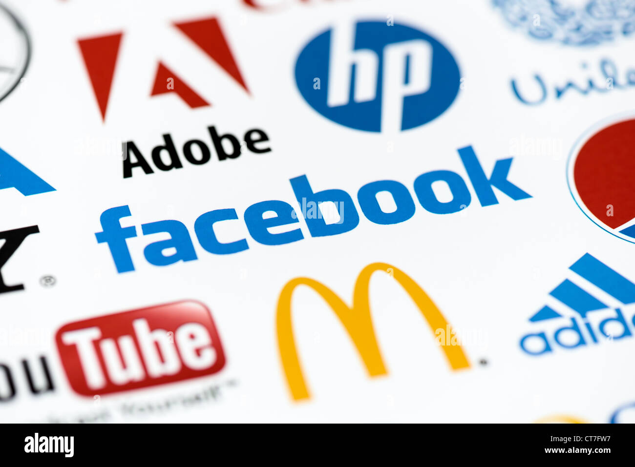 Foto von dem Facebook-Logo auf dem bedruckten Papier zusammen mit einer Sammlung von bekannten Marken der Welt hautnah. Stockfoto