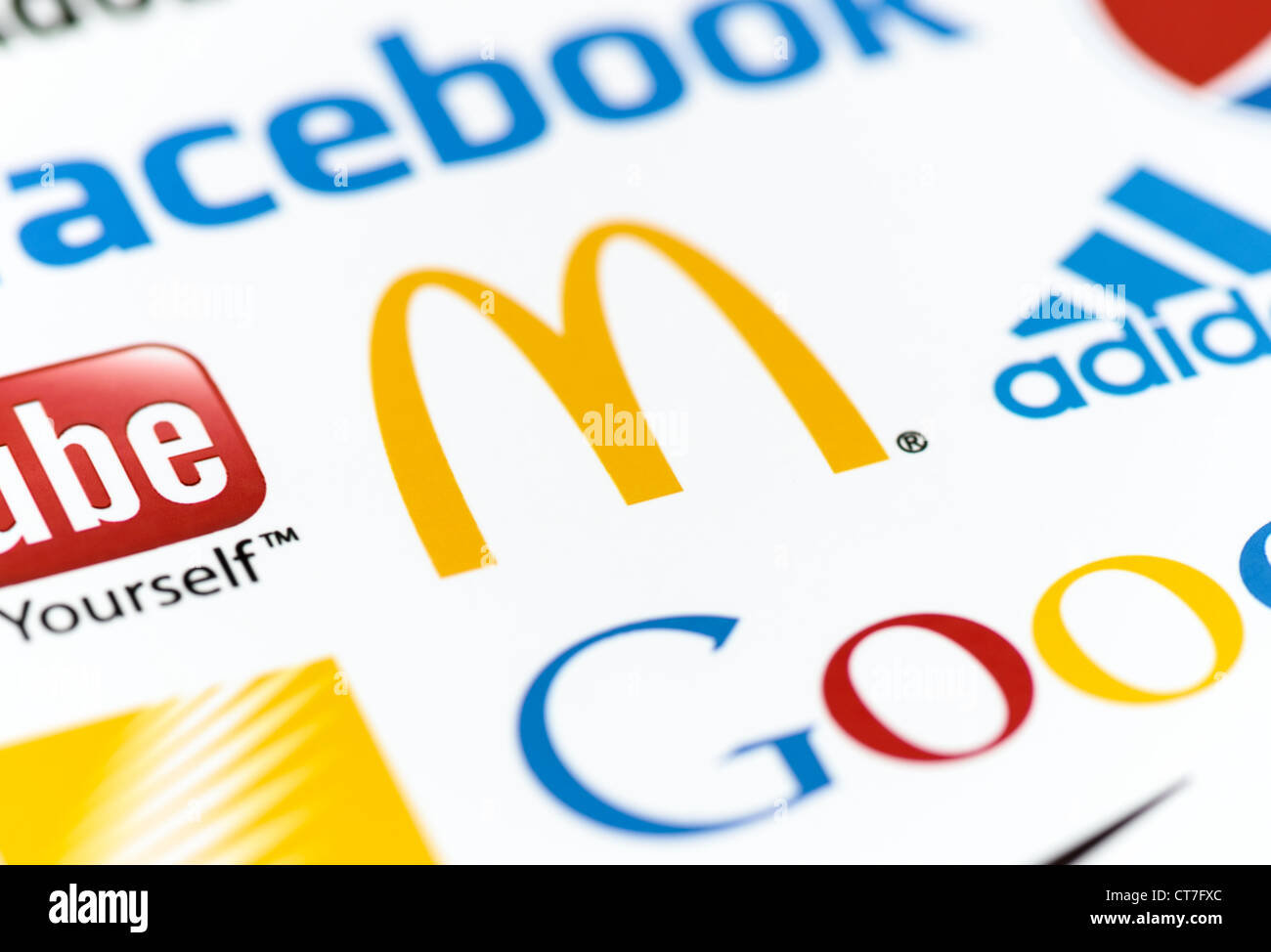 Foto von der McDonald's-Logo auf das bedruckte Papier zusammen mit einer Sammlung von bekannten Marken der Welt hautnah. Stockfoto