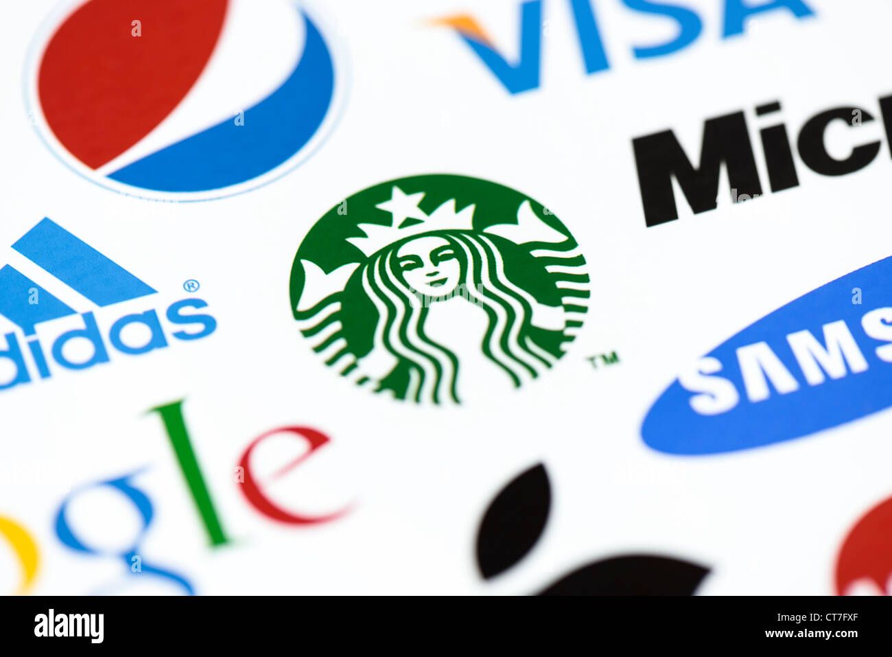 Foto der Starbucks-Logo auf dem bedruckten Papier zusammen mit einer Sammlung von bekannten Marken der Welt hautnah. Stockfoto