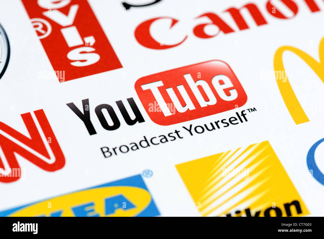 Foto von das Youtube-Logo auf dem bedruckten Papier zusammen mit einer Sammlung von bekannten Marken der Welt hautnah. Stockfoto