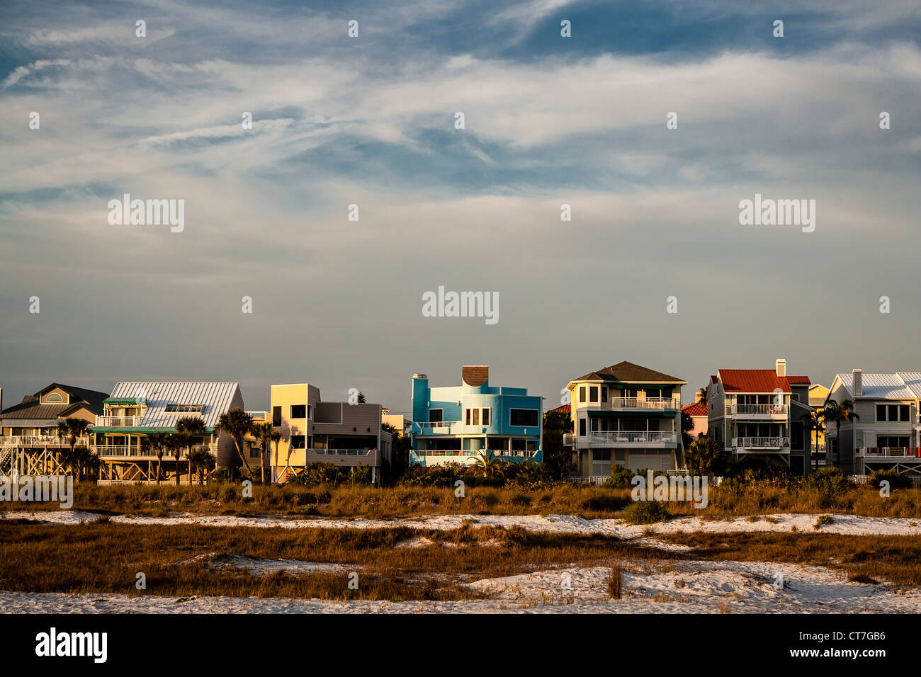 Immobilien am Strand liegt am Rande des Strandes mit blauem Himmel und Wolken. Stockfoto