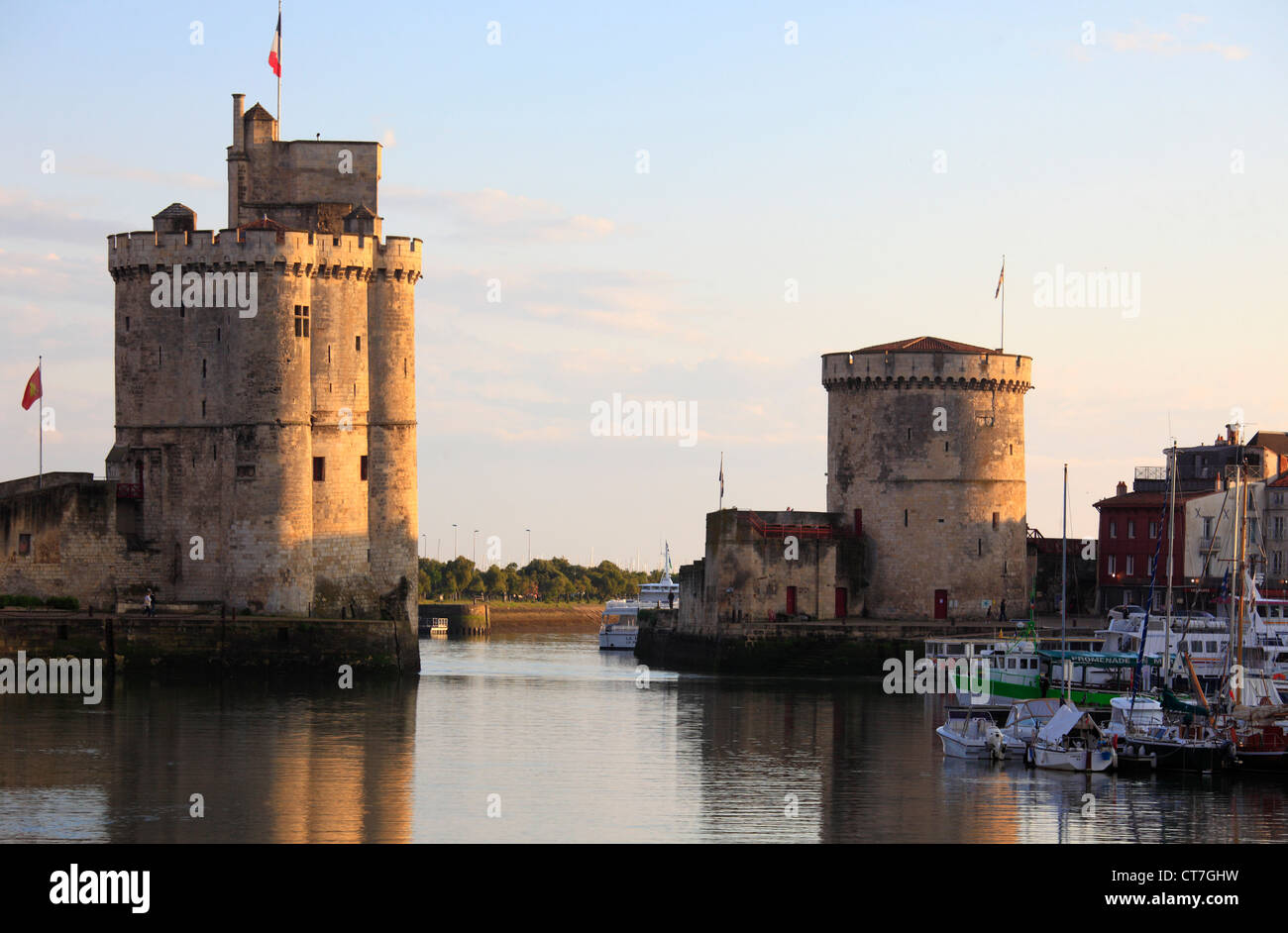 Frankreich, Poitou-Charentes, La Rochelle, Vieux Port, Türme, Stockfoto