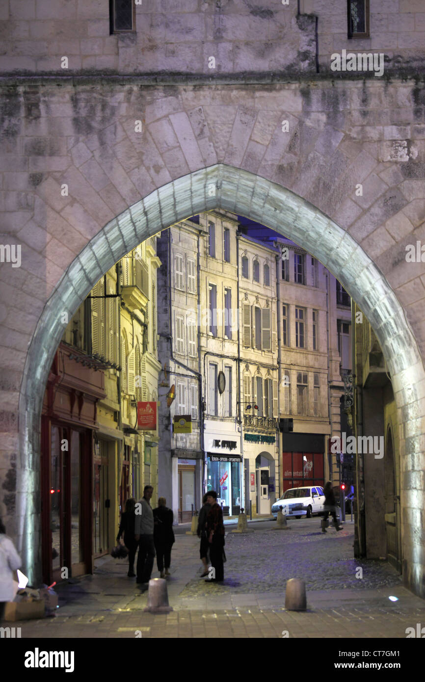 Frankreich, Poitou-Charentes, La Rochelle, Straßenszene in der Nacht, Stockfoto