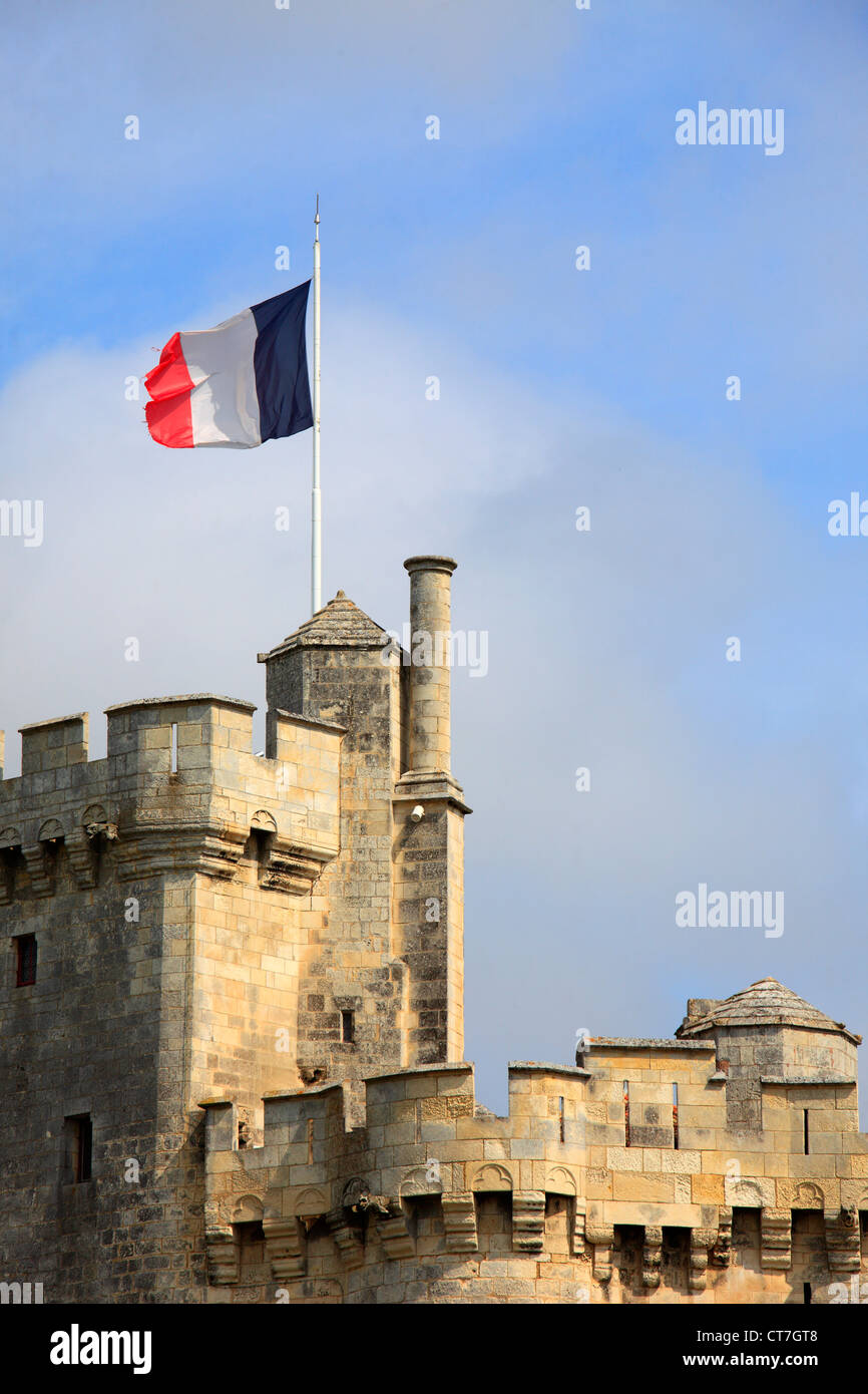 Frankreich, Poitou-Charentes, La Rochelle, Tour St-Nicolas, französischer Flagge, Stockfoto