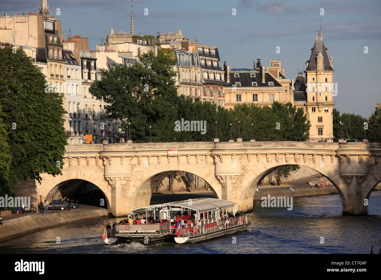 Frankreich, Paris, Ile De La Cité, Seineufer, Pont Neuf Brücke, Ausflugsschiff, Stockfoto