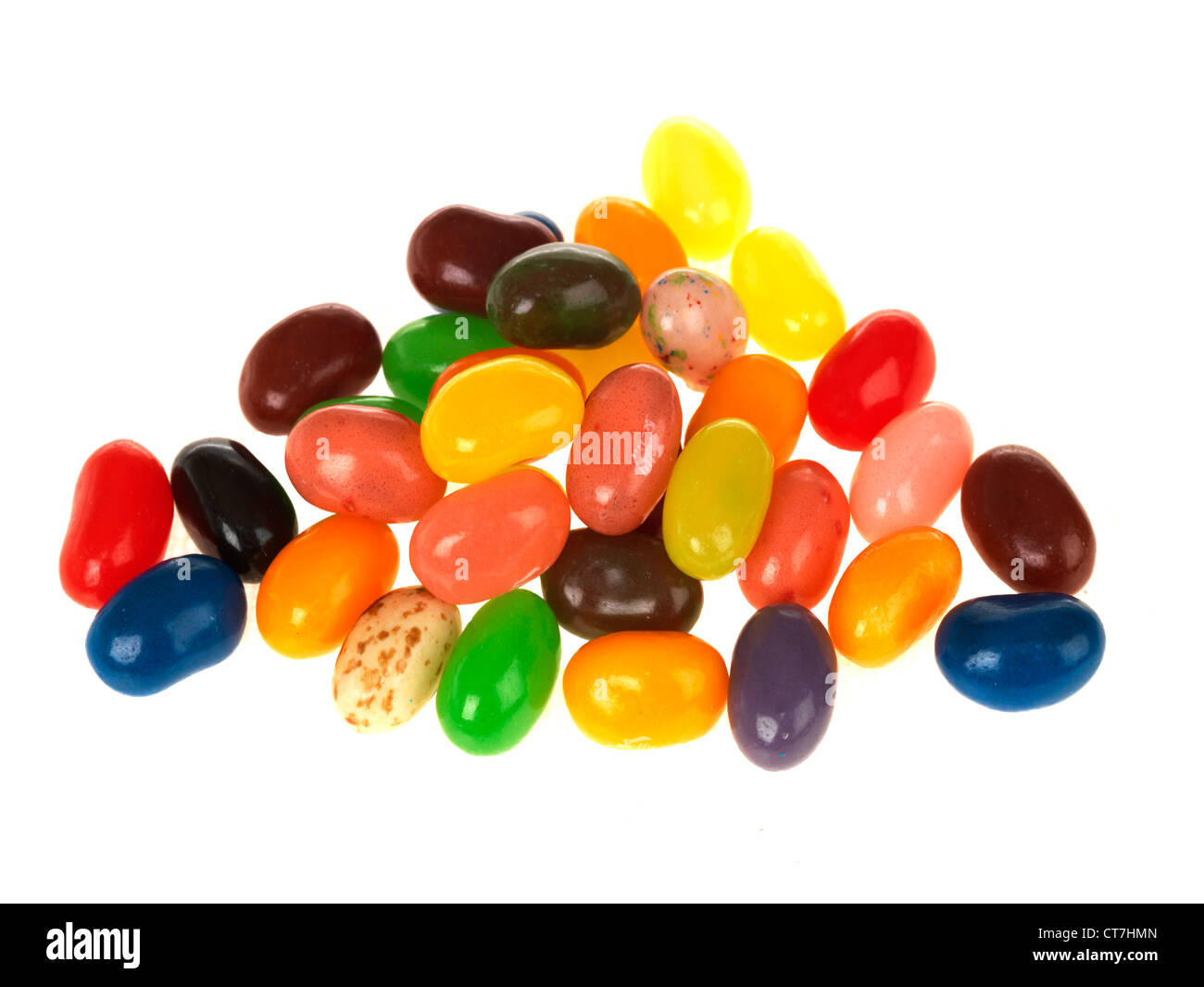 Handvoll Multi-Flavored Multi-Colored und authentischen traditionellen Jelly Beans Süßigkeiten gegen einen weißen Hintergrund mit Freistellungspfaden und keine Leute Stockfoto
