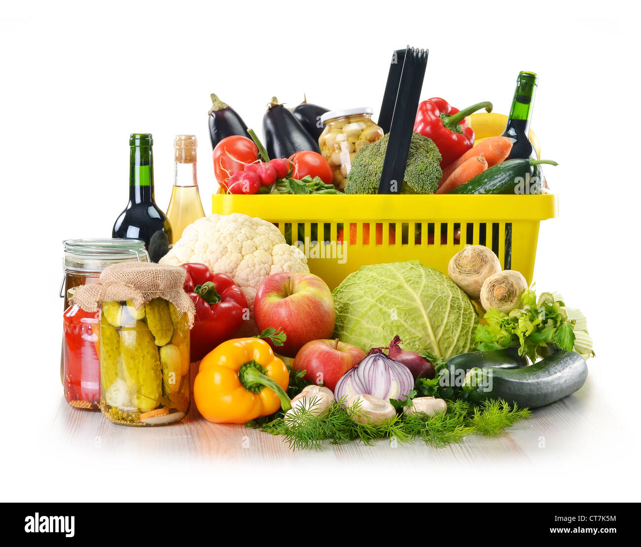 Komposition mit Kunststoff Warenkorb und Lebensmittelgeschäft isoliert auf weiss Stockfoto