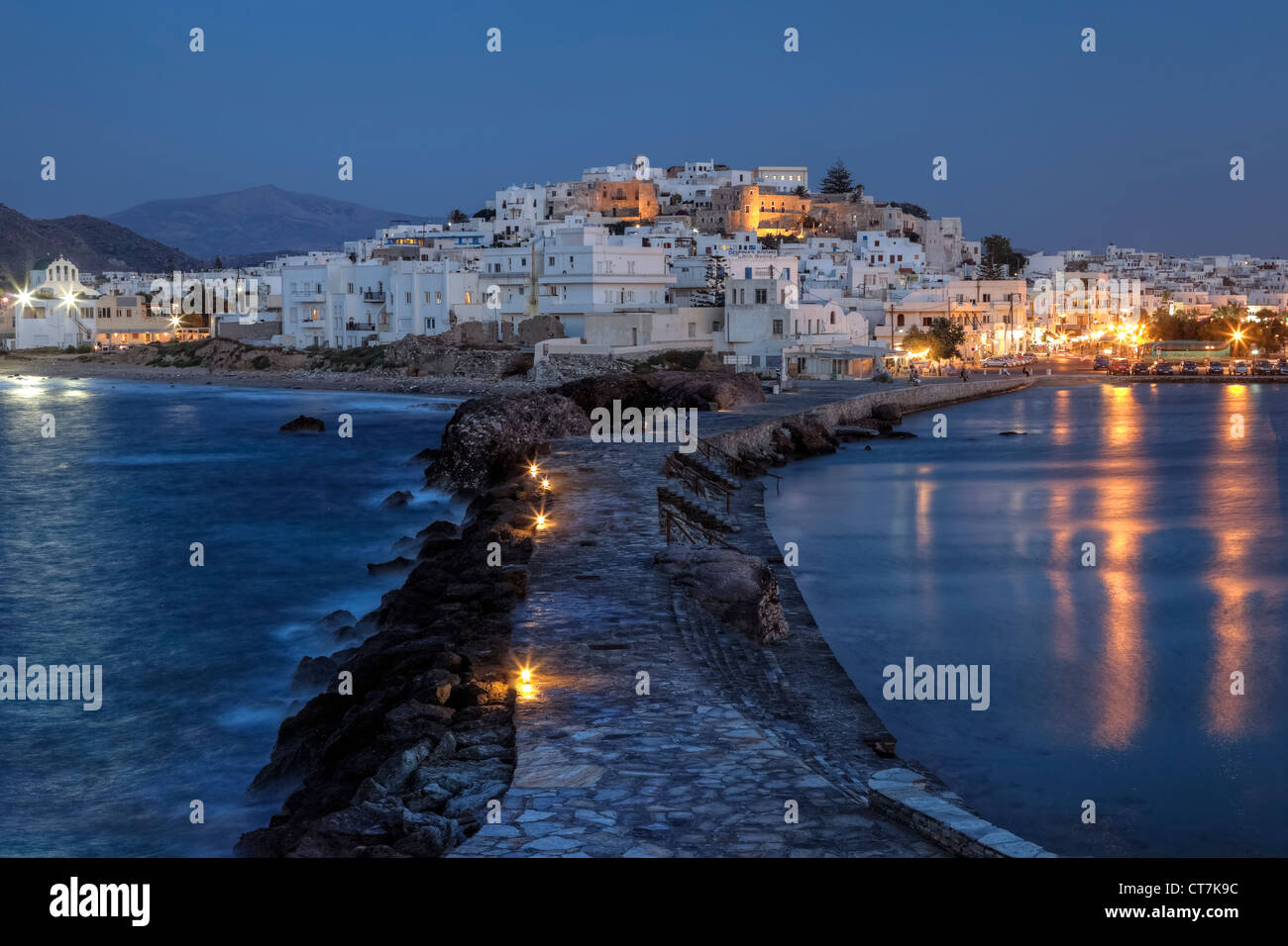 Chora Naxos am Abend während der blauen Stunde Stockfoto