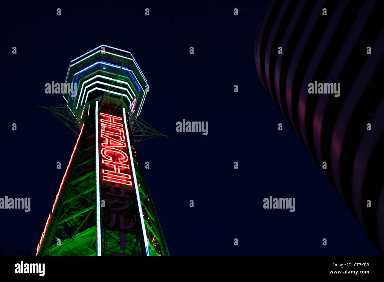 Der Tsūtenkaku Turm im Shinsekai Bezirk von Osaka in der Nacht. Stockfoto