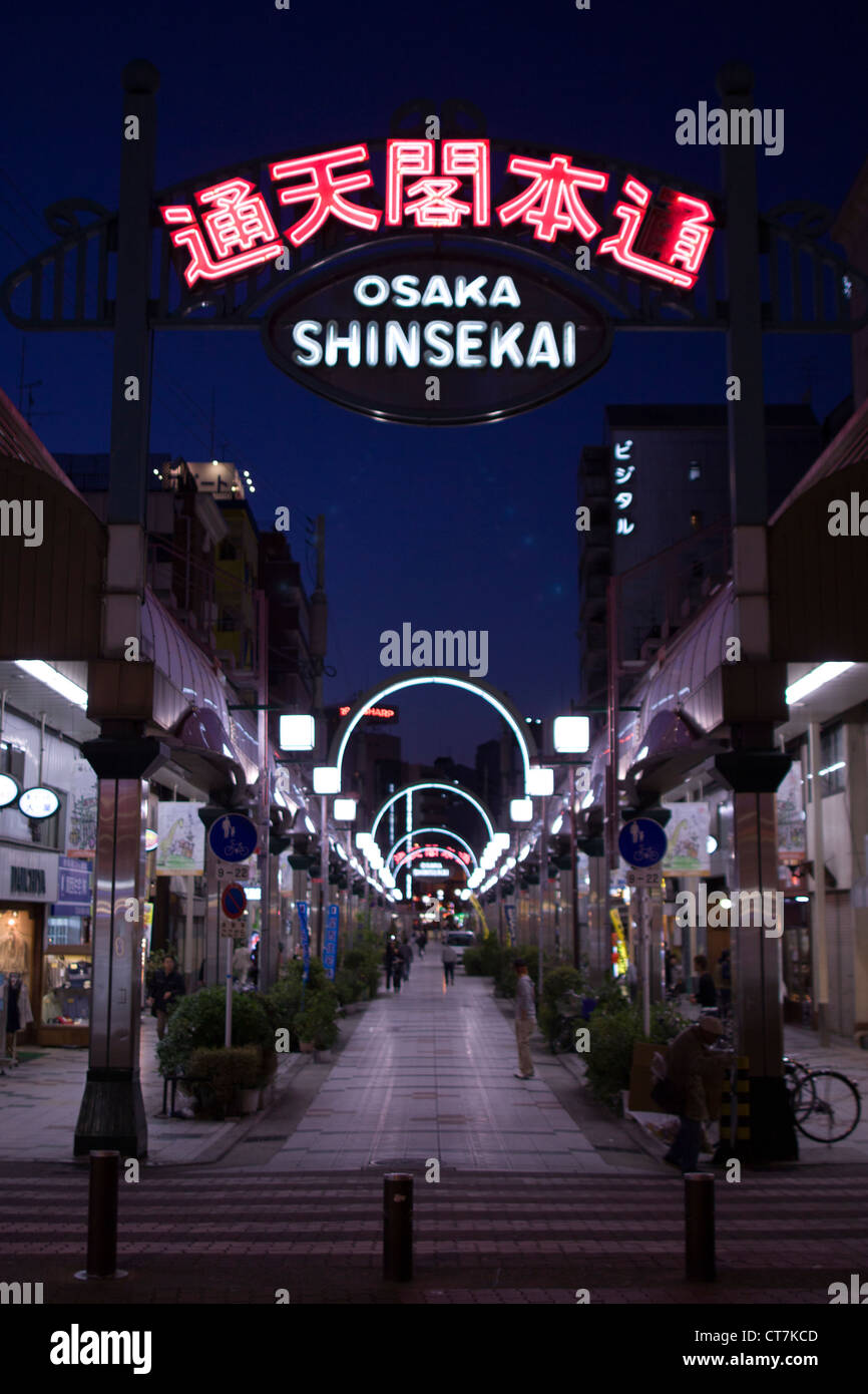 Shinsekai Bezirk von Osaka in der Nacht. Stockfoto