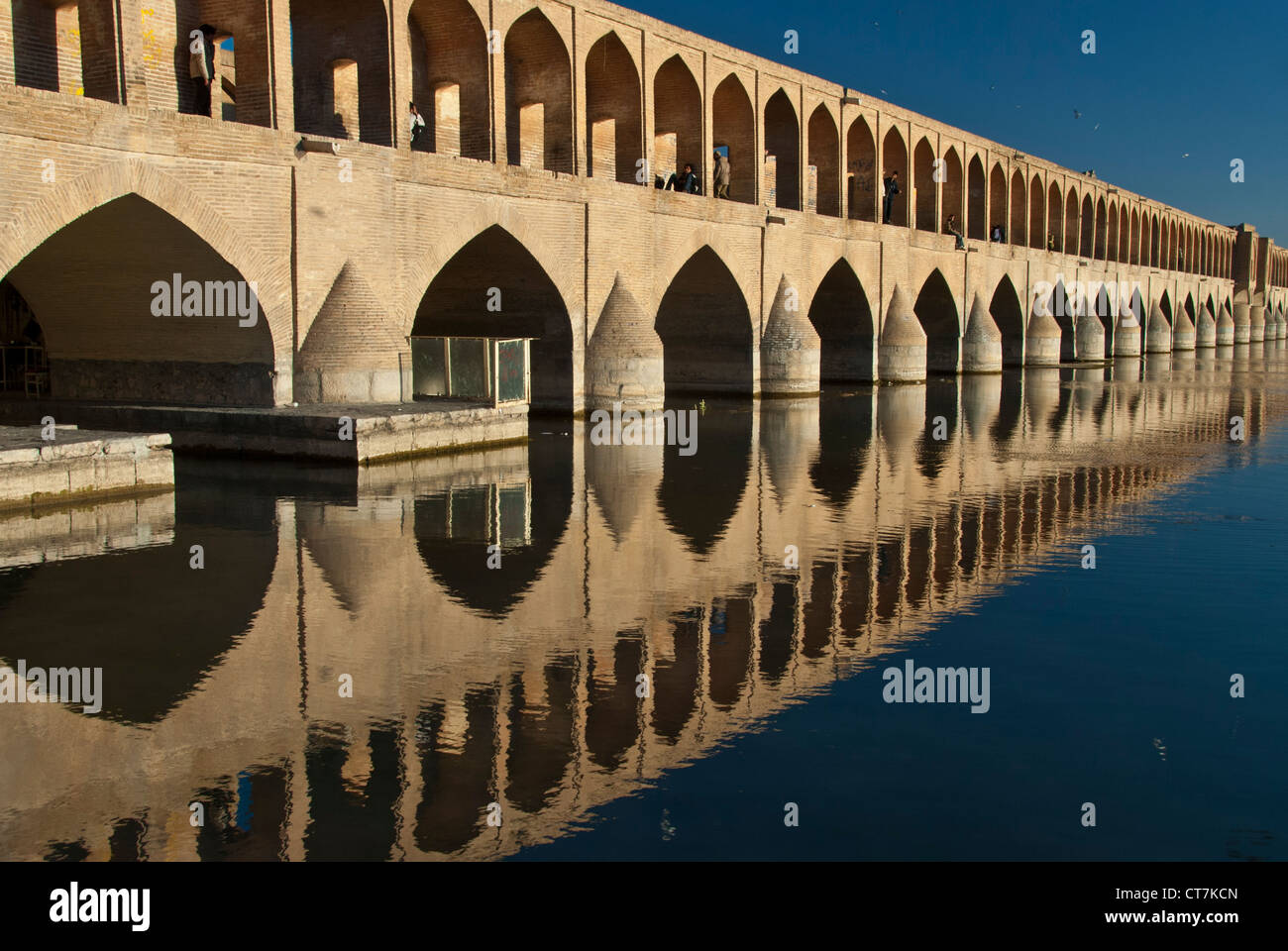 Si-o-Se Pol, Brücke der 33 Bögen, Isfahan, Iran Stockfoto