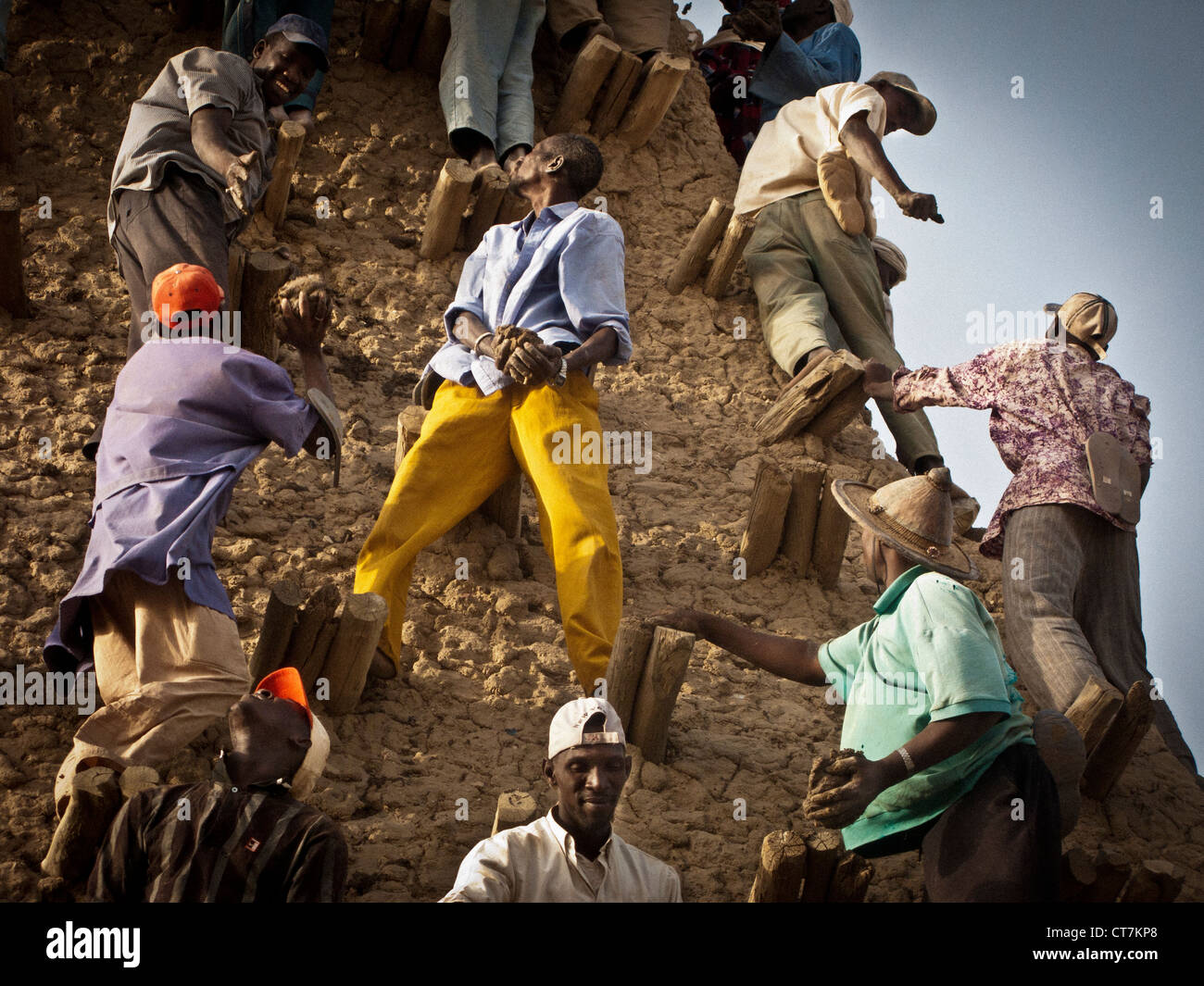 Crepissage Festival. Restauration mit frischen Schlamm der Sankore Moschee. Timbuktu. Mali Stockfoto