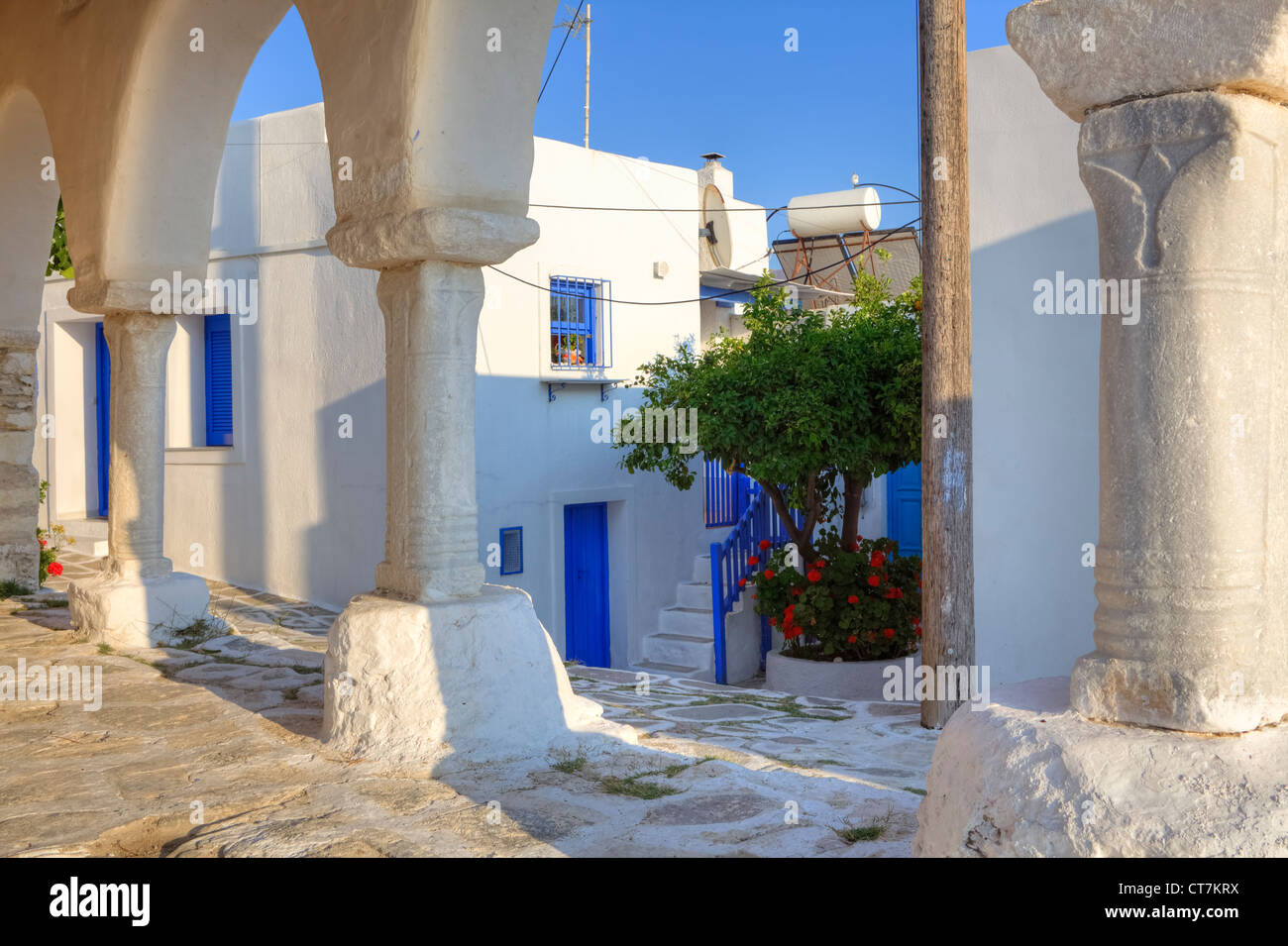 Blick durch die Säulen der Kirche von Agios Konstantinos auf der Castro-Distrikt in Paros, Kykladen, Griechenland Stockfoto