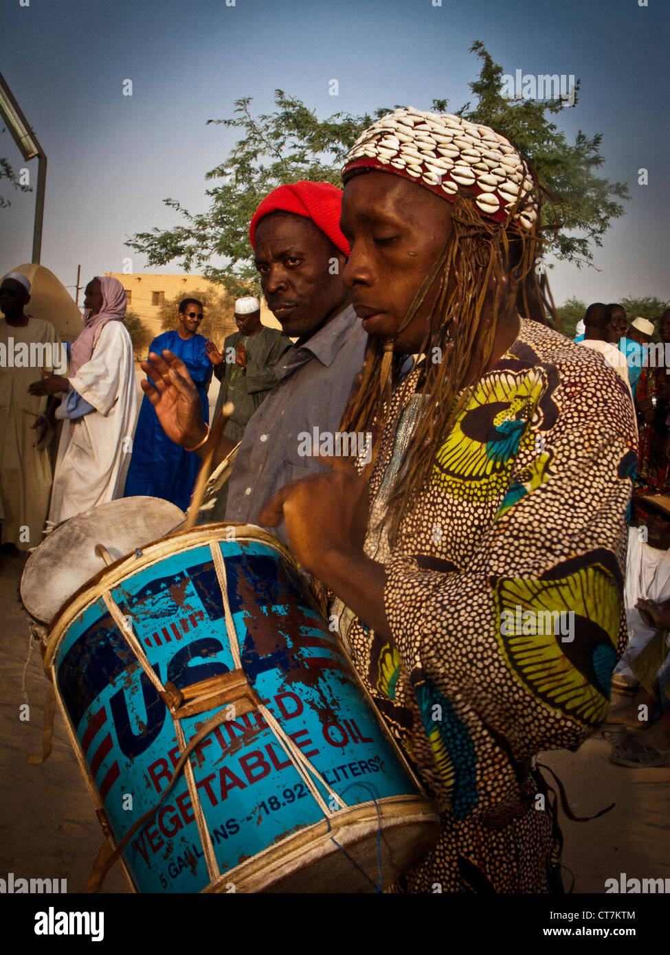 Musiker beim Crepissage Festival. Restauration mit frischen Schlamm der Sankore Moschee. Timbuktu. Mali. Nord-West-Afrika. Stockfoto