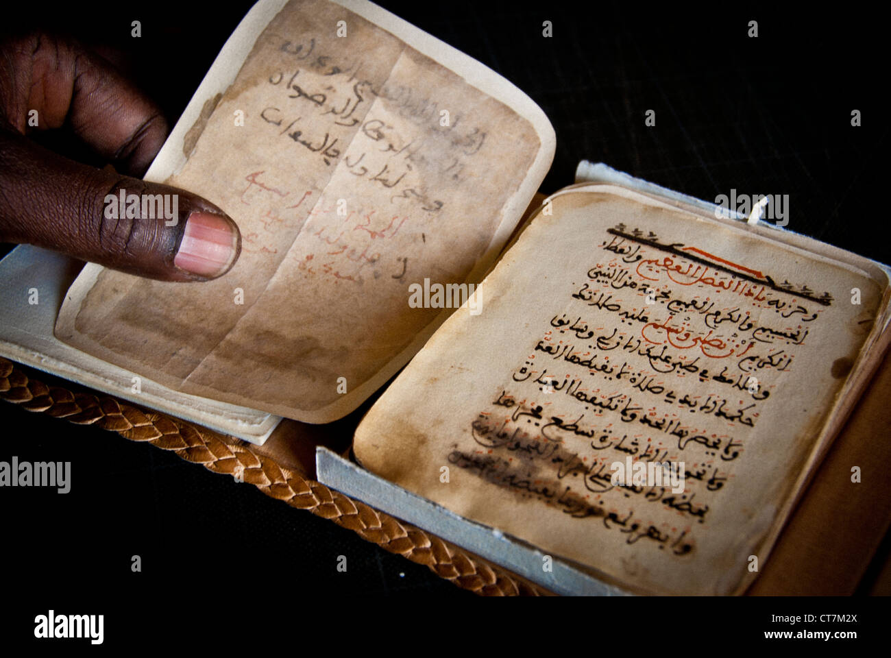 Manuskript-Poesie buchen 15. wurde restauriert mit Kite-Kata-Papier aus Japan, Werkstatt von der CEDRAB. Timbuktu. Mali. Stockfoto