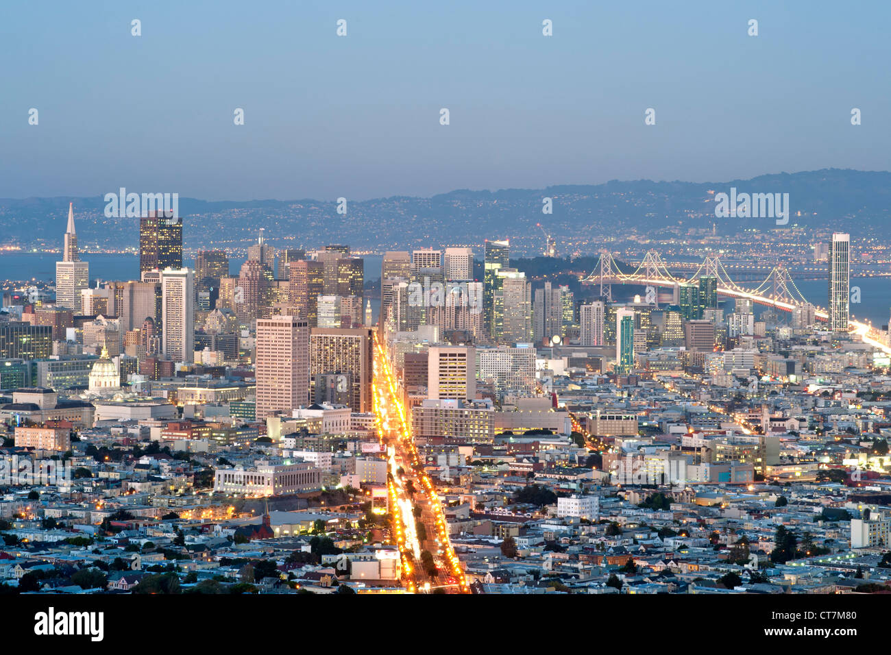 Abenddämmerung Blick über San Francisco vom Gipfel von Twin Peaks in Kalifornien, USA. Stockfoto